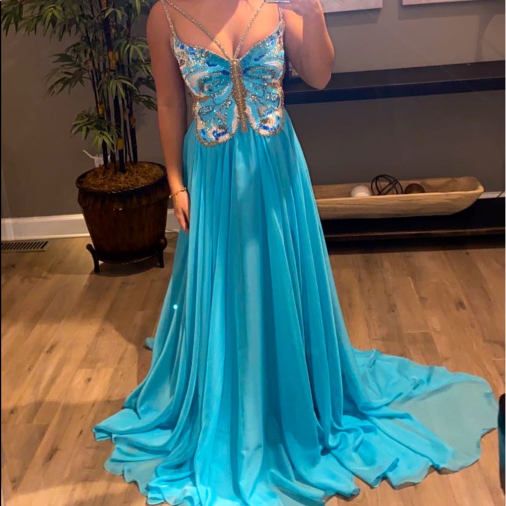 A beautiful, U.S 00, Sherri Hill. SOLD OUT everywhere! FREE EARRINGS & BRACELET